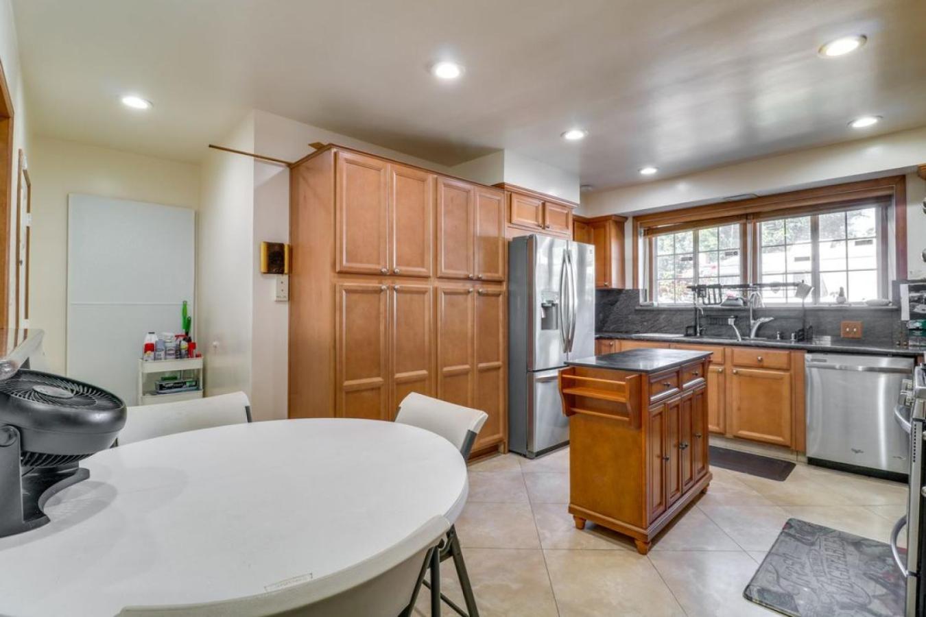 North Hills 2br And Outdoor Pool Los Angeles