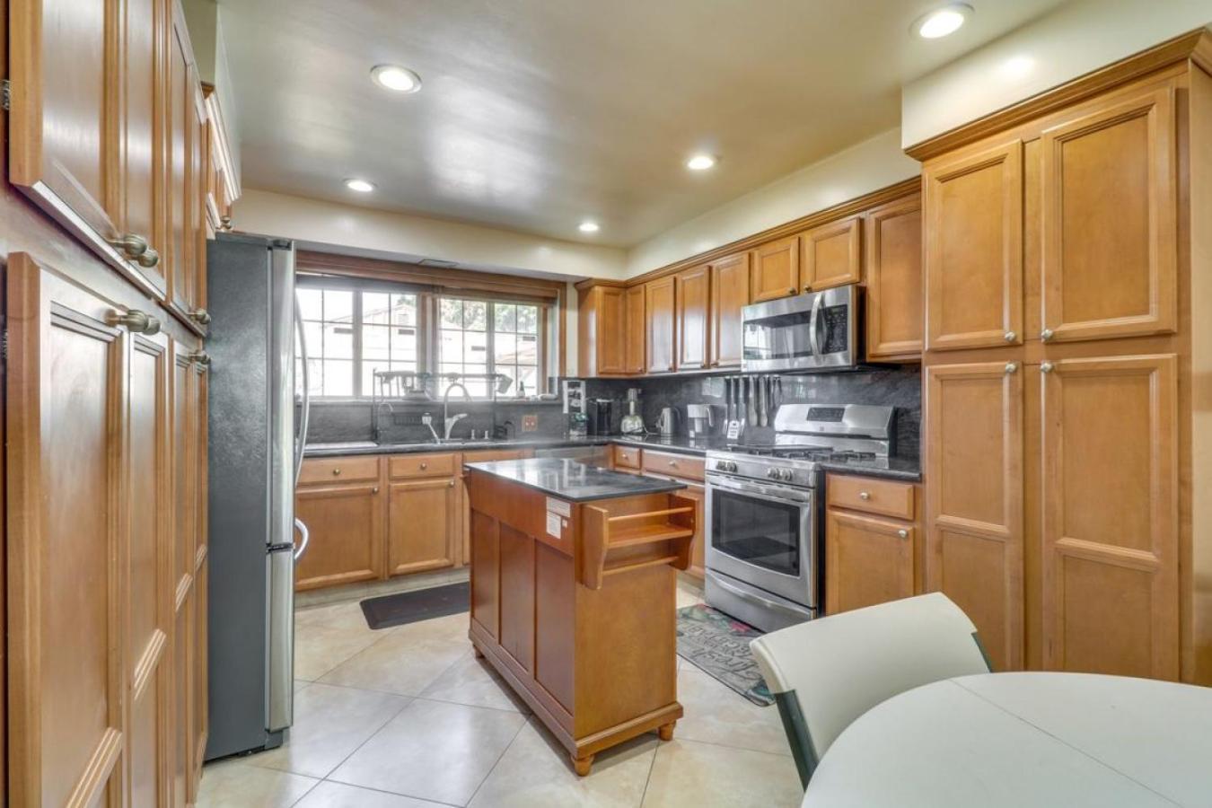 North Hills 2br And Outdoor Pool Los Angeles